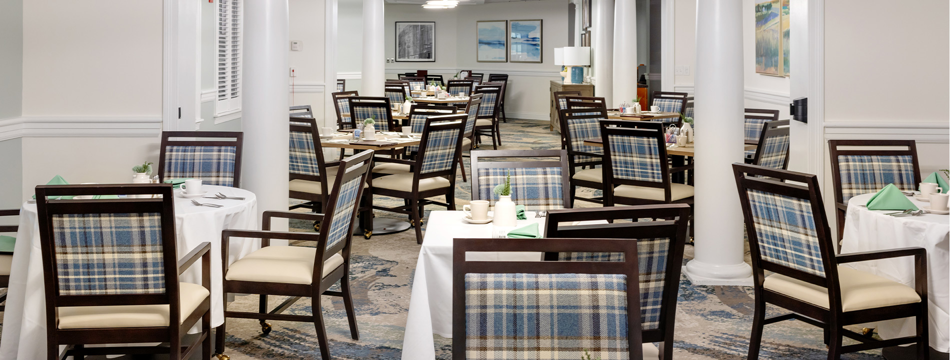 A dining room full of tables and chairs.