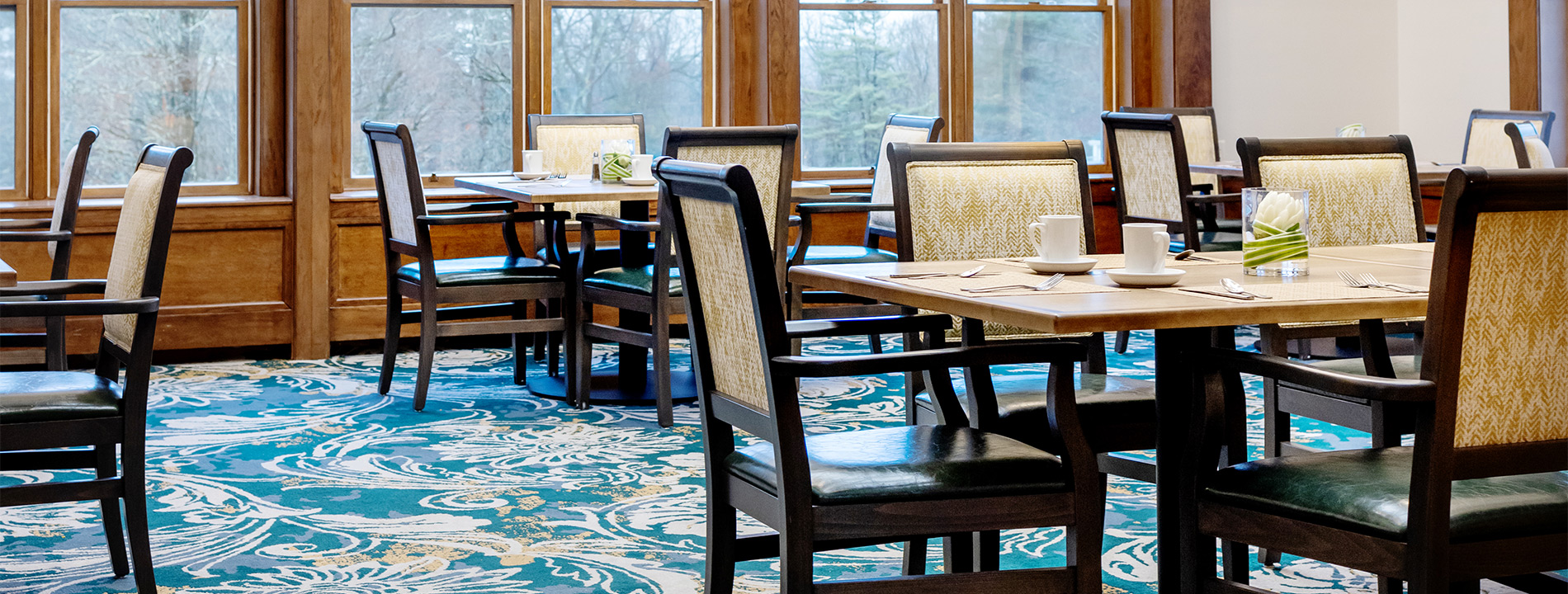 A dining room with tables.